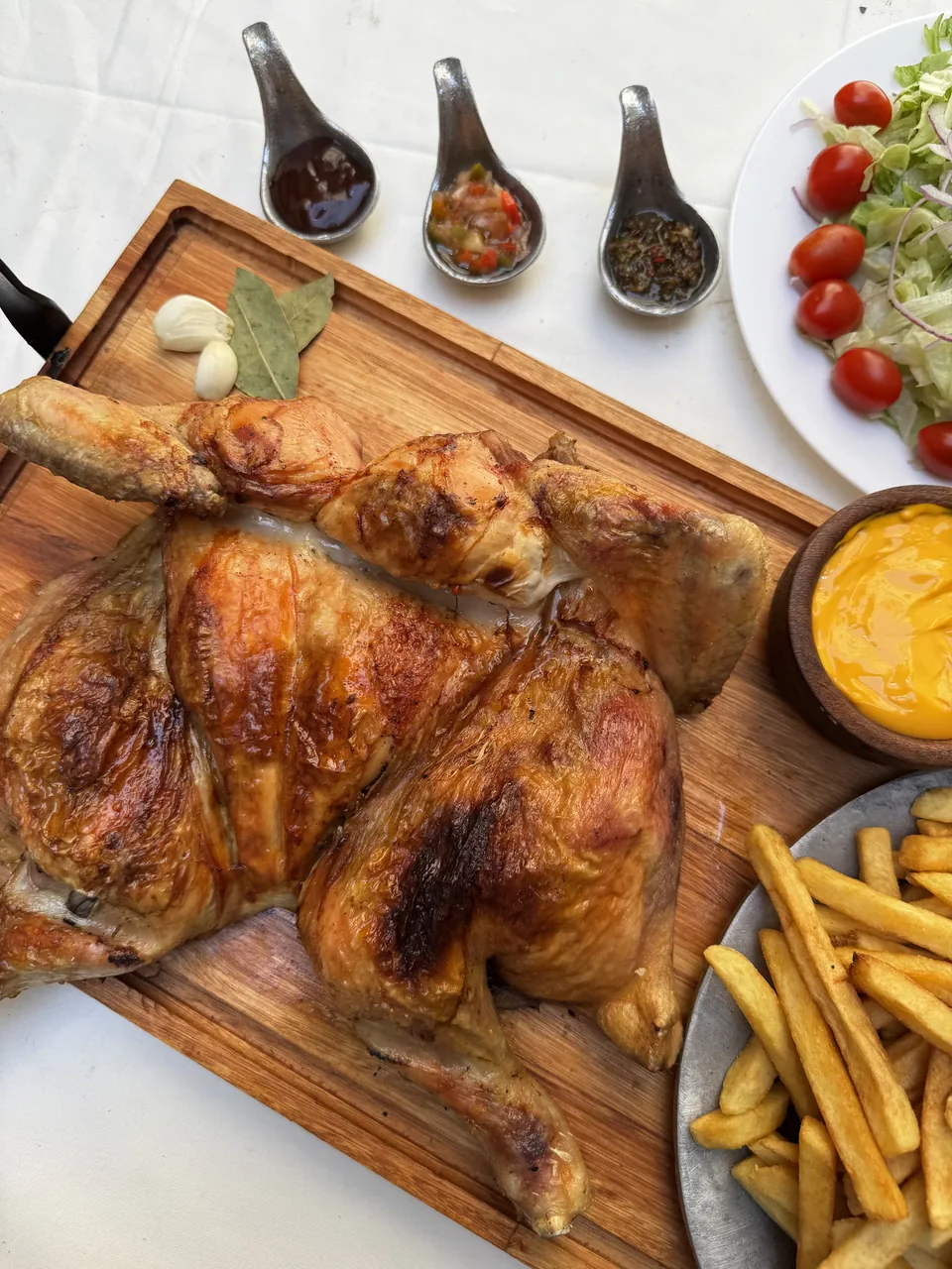 Argento con pollo, papas, salsas y ensalada de El Brasero