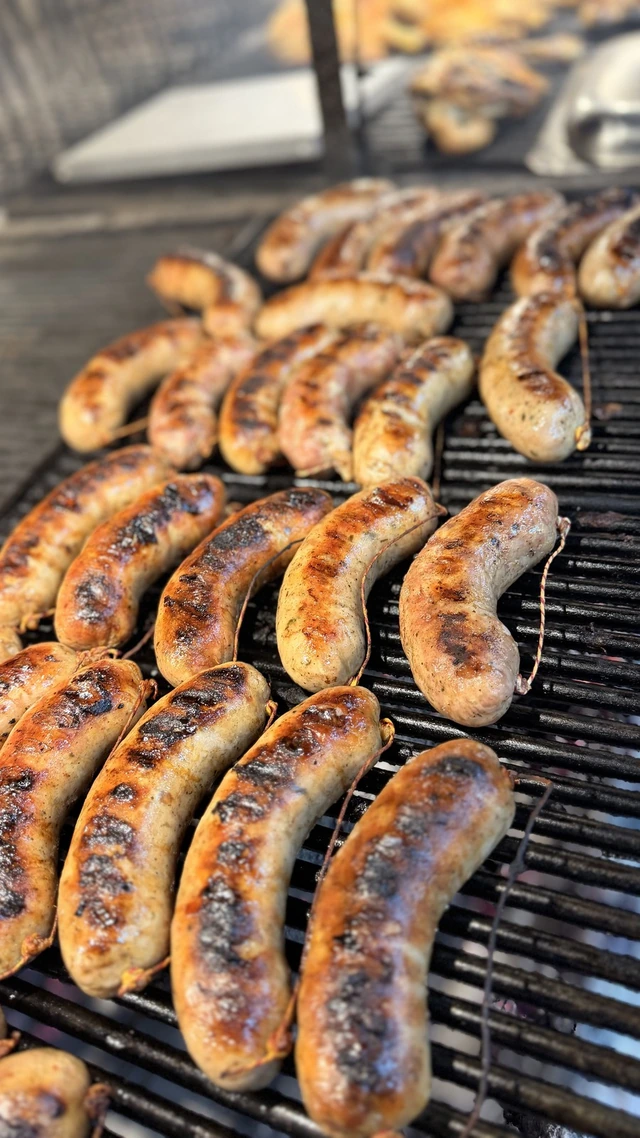 Chorizos cocinándose en la parrilla de El Brasero