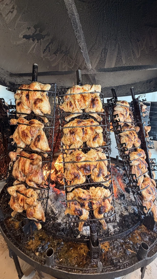 Asadores de El Brasero llenos de pollos