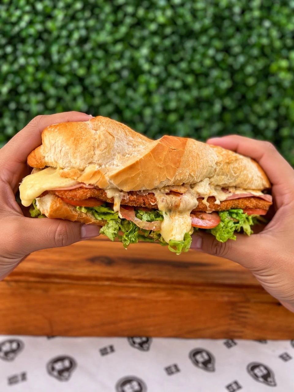 Sándwich de El Brasero sostenido en las manos