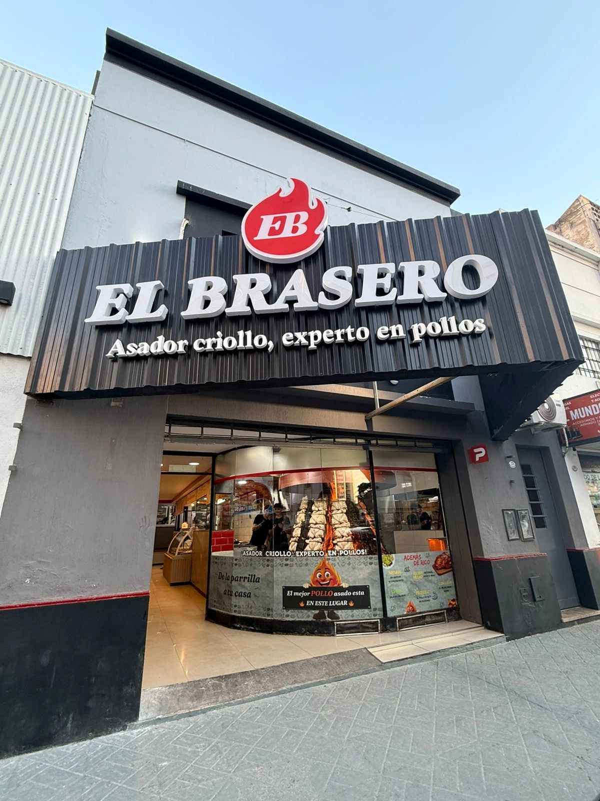 Fachada y entrada de El Brasero