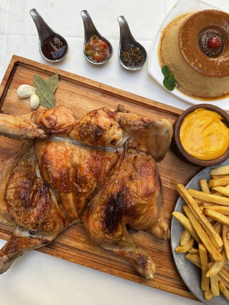 Mega Campero con pollo, papas, salsas y flan de El Brasero